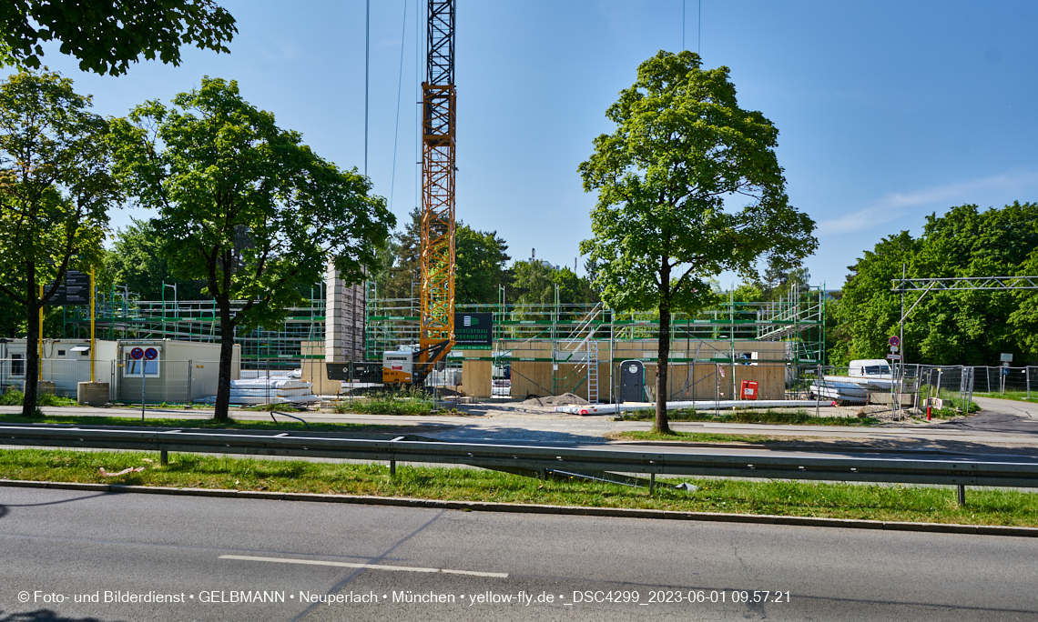 01.06.2023 - Neue Holzwände für das Haus für Kinder in Neuperlach in München